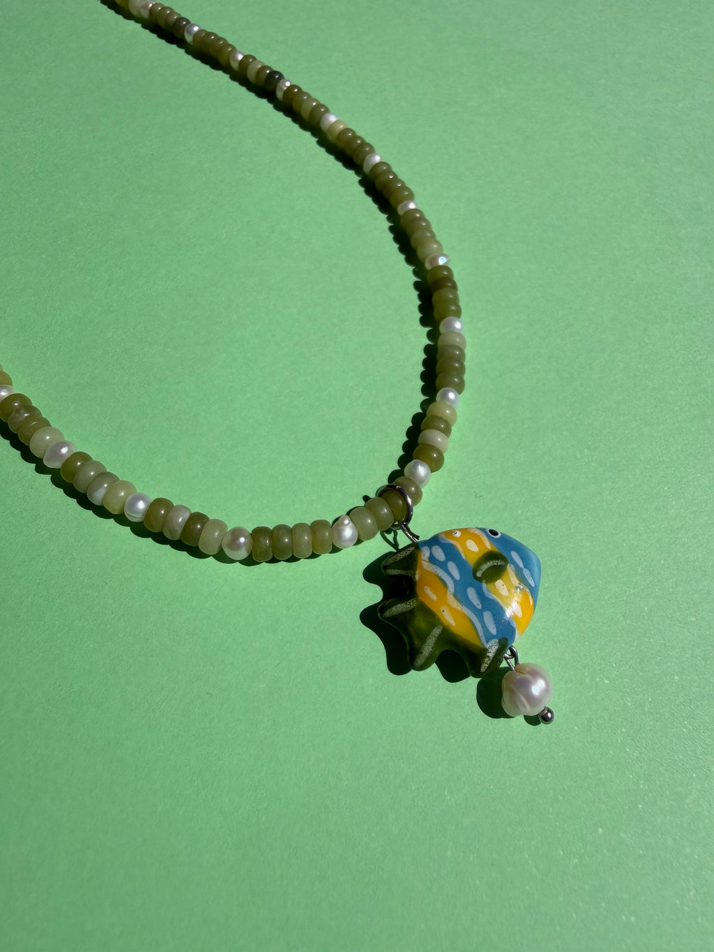 Collar pescadito de porcelana